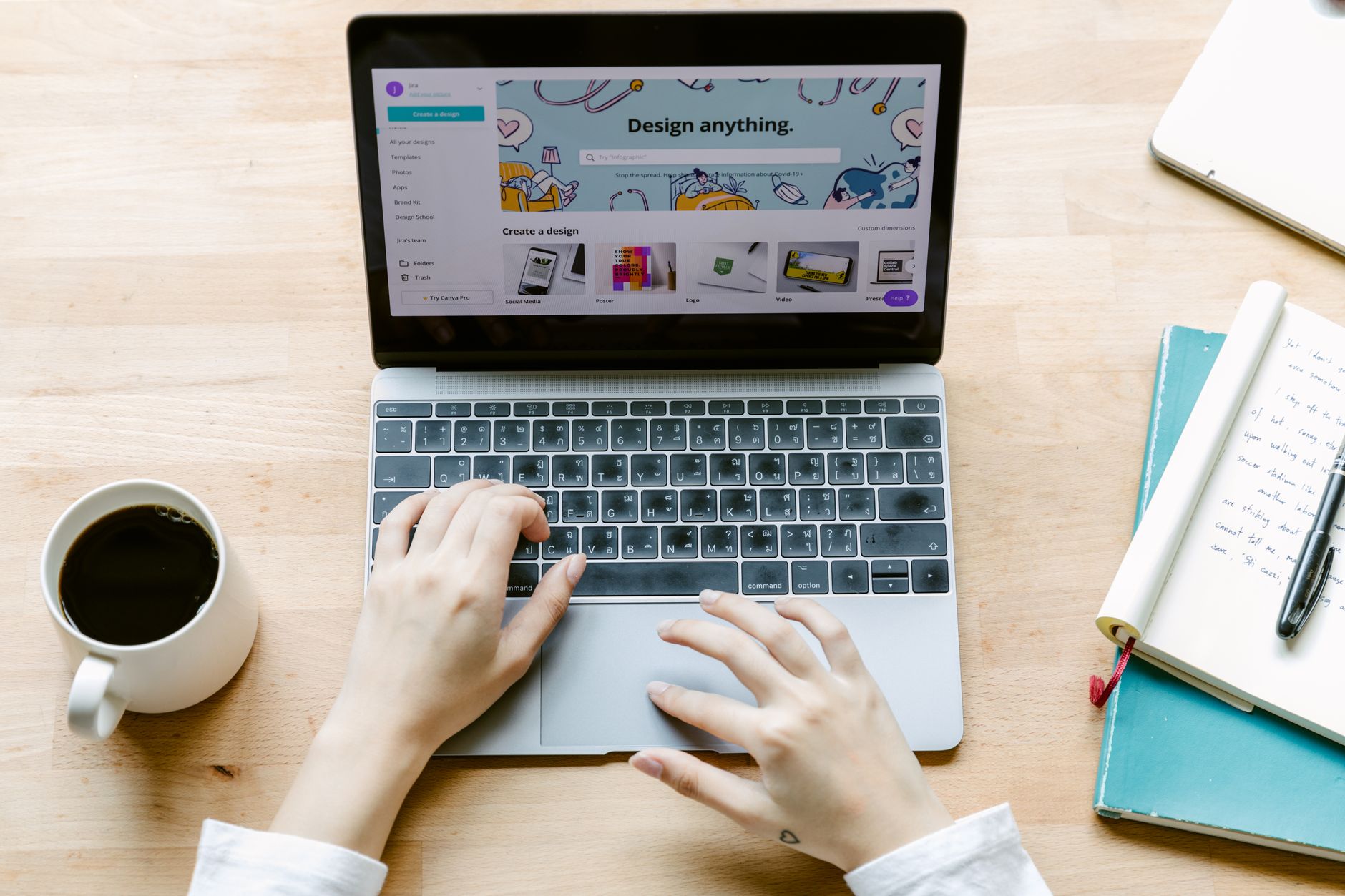 Pekerja lepas online menyelesaikan proyek digital