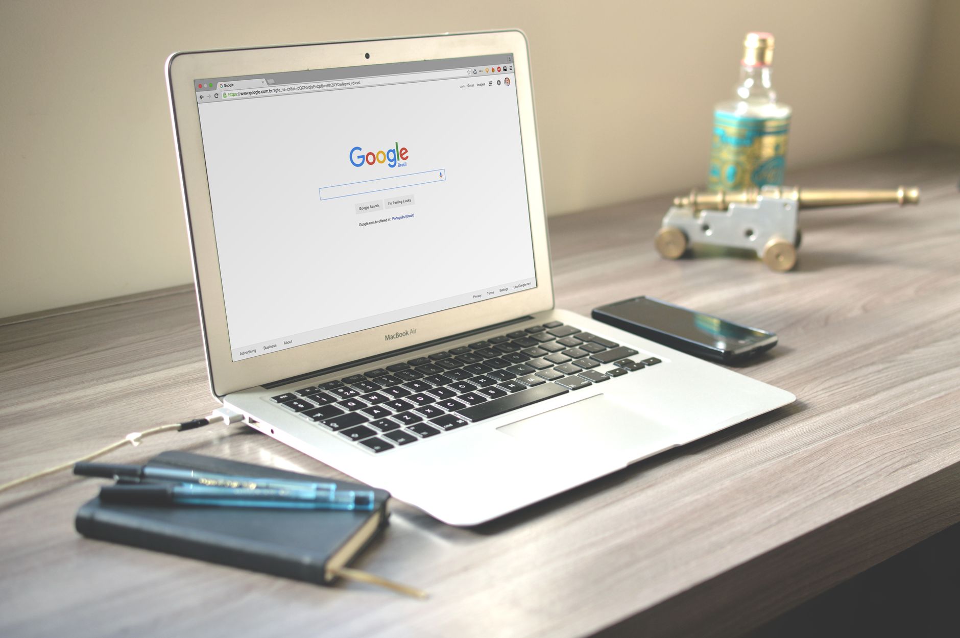 Gambar ilustrasi belajar SEO tahun 2026 dengan laptop dan buku catatan